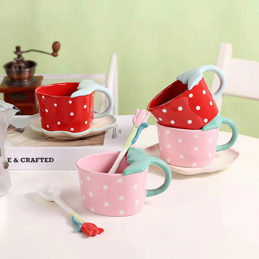 Keramiktasse in Erdbeerform mit Untertasse