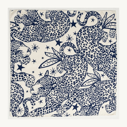 Quadratisches Viskosetuch mit blauen Leoparden auf cremefarbenem Hintergrund