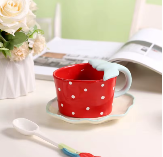 Keramiktasse in Erdbeerform mit Untertasse
