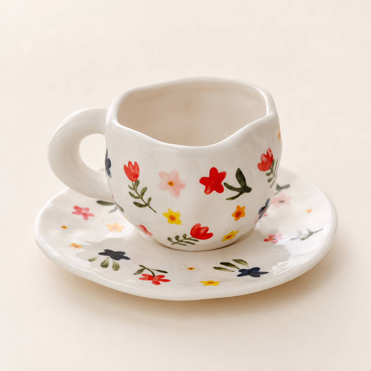 Keramiktasse mit organischer Form und Untertasse – 300 ml
