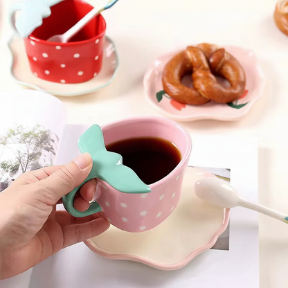 Keramiktasse in Erdbeerform mit Untertasse