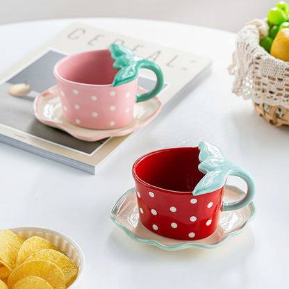 Keramiktasse in Erdbeerform mit Untertasse