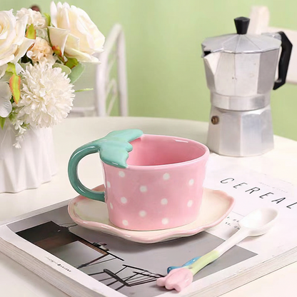 Keramiktasse in Erdbeerform mit Untertasse