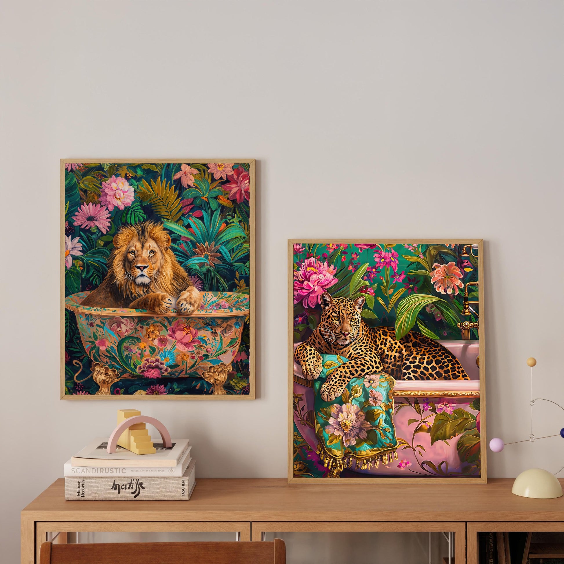 Maximalistischer Canvas-Print mit Löwen- und Leopardenmotiv