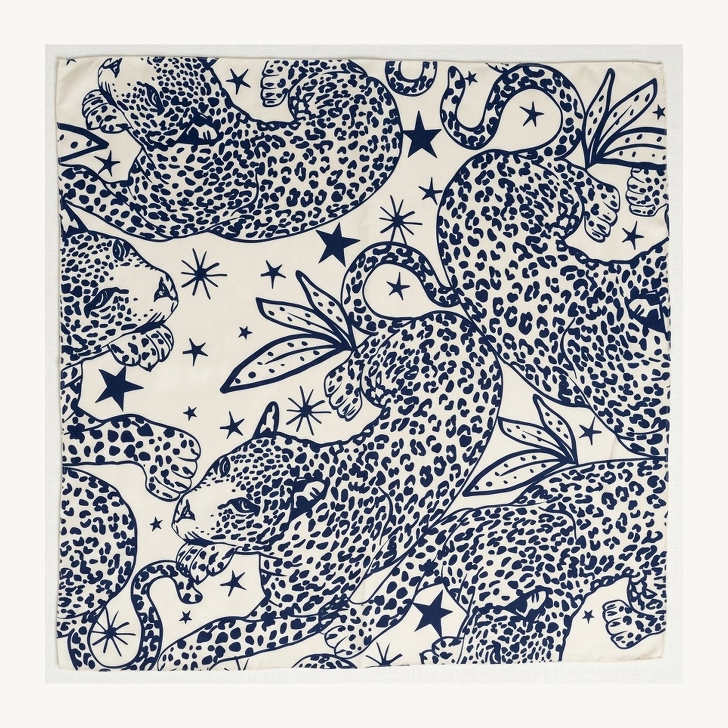 Quadratisches Viskosetuch mit blauen Leoparden auf cremefarbenem Hintergrund