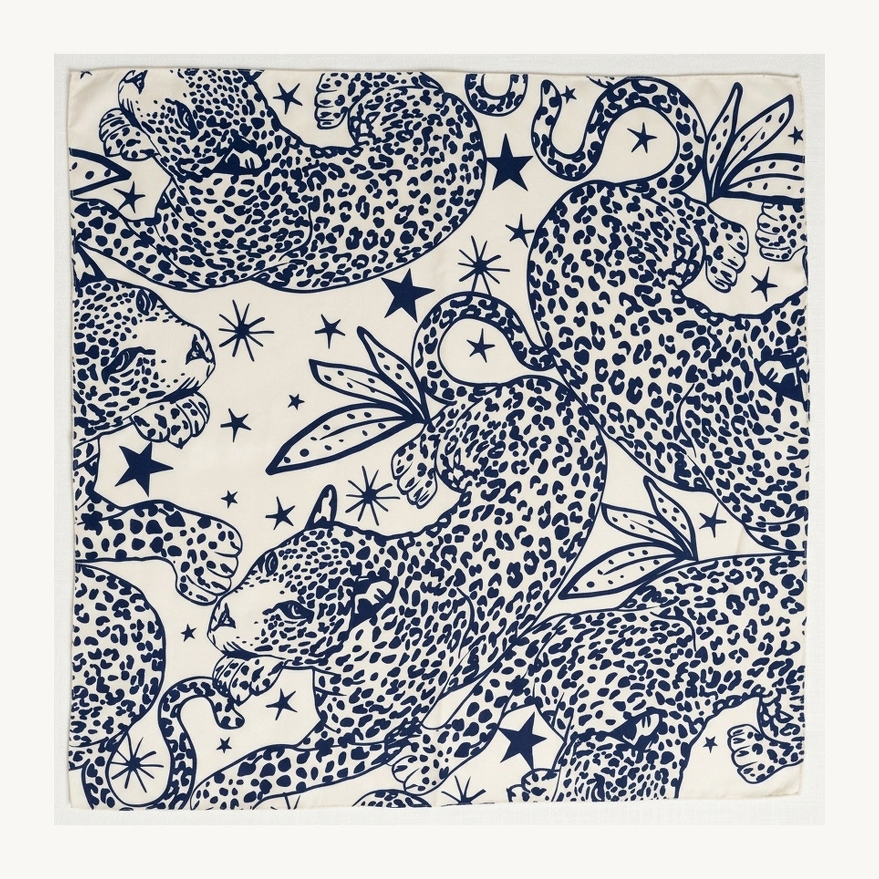 Quadratisches Viskosetuch mit blauen Leoparden auf cremefarbenem Hintergrund