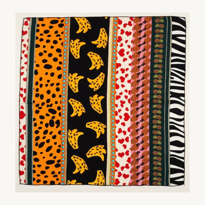 Quadratisches Viskosetuch mit buntem Mustermix aus Herzen, Bananen, Ananas und Tierprints