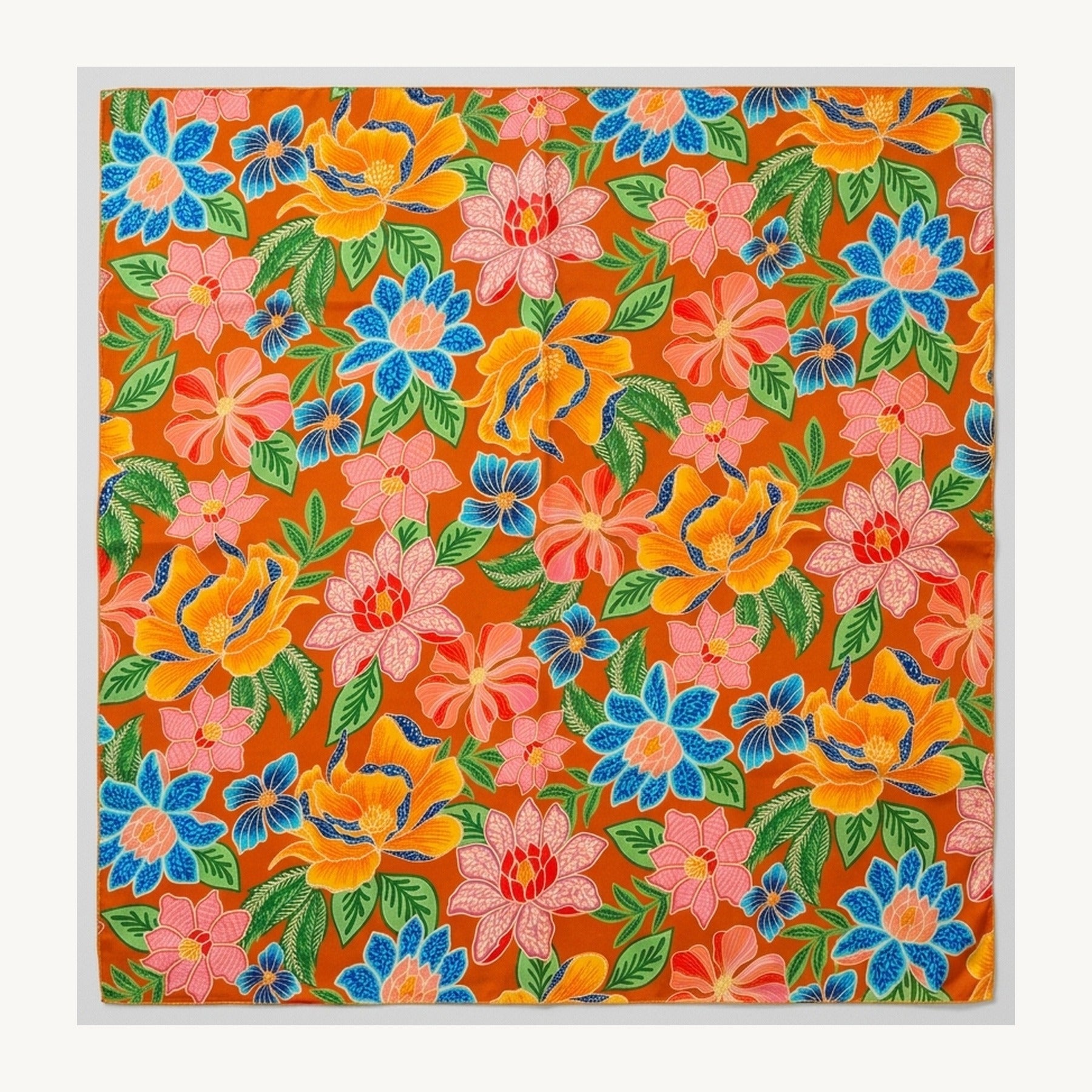 Quadratisches Viskosetuch mit farbenfrohen Blumen auf orangefarbenem Hintergrund