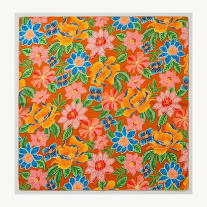 Quadratisches Viskosetuch mit farbenfrohen Blumen auf orangefarbenem Hintergrund