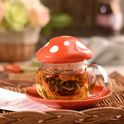 Glasteetasse mit Pilzdeckel
