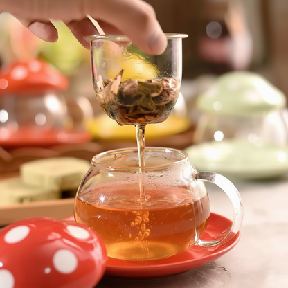 Glasteetasse mit Pilzdeckel
