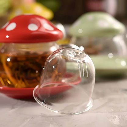 Glasteetasse mit Pilzdeckel