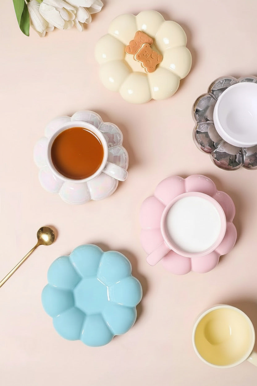 Keramiktasse mit Untertasse in Wolkenform