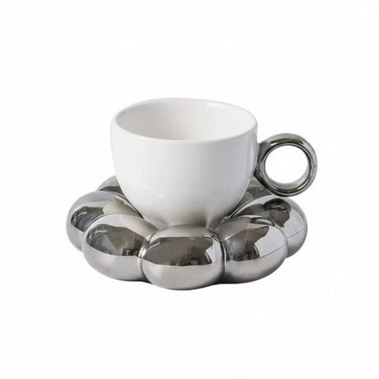 Keramiktasse mit Untertasse in Wolkenform
