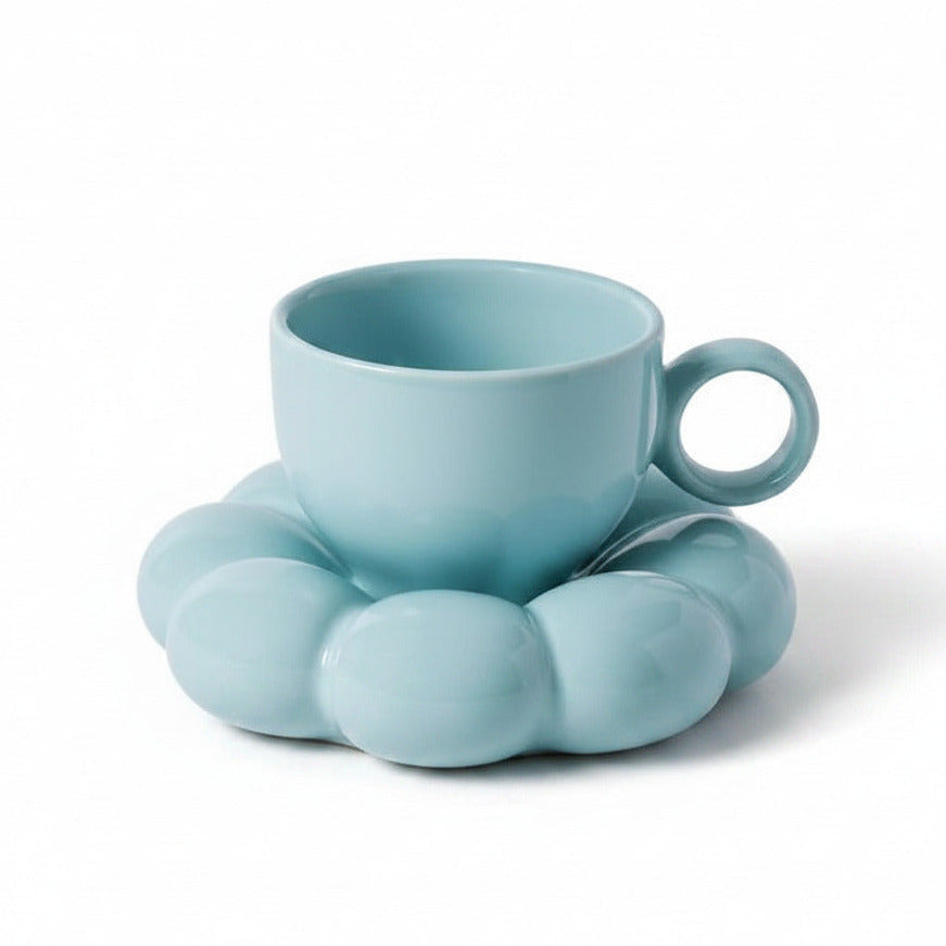Keramiktasse mit Untertasse in Wolkenform