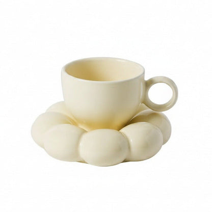 Keramiktasse mit Untertasse in Wolkenform