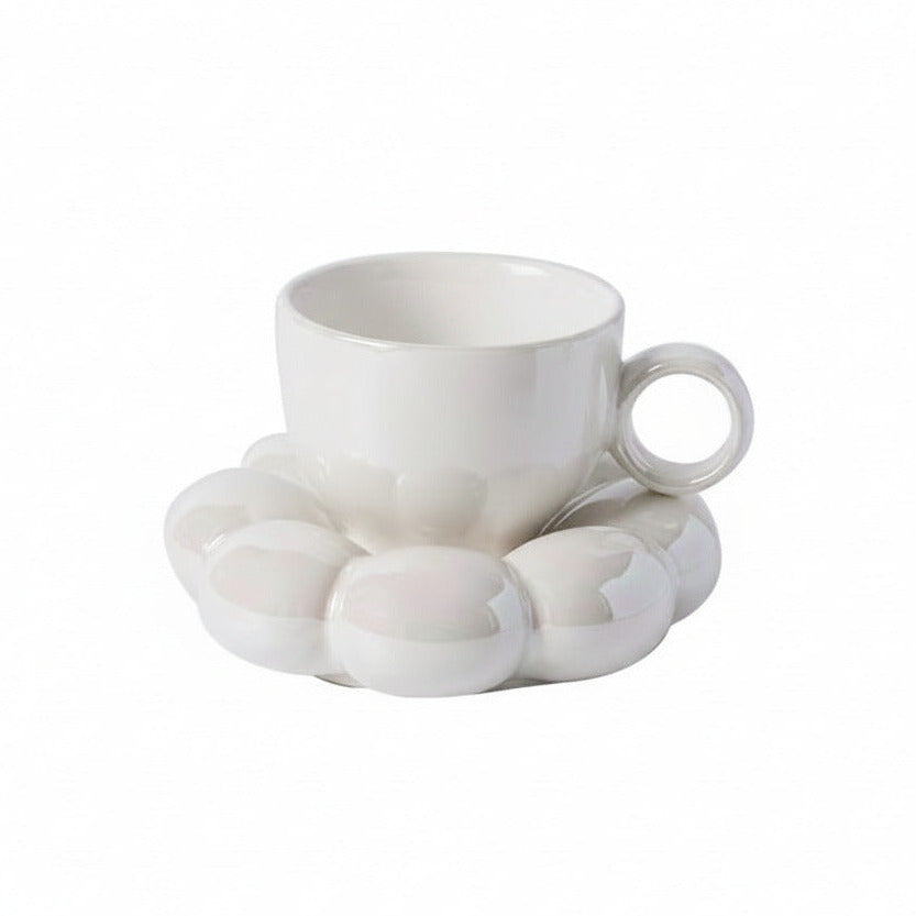 Keramiktasse mit Untertasse in Wolkenform